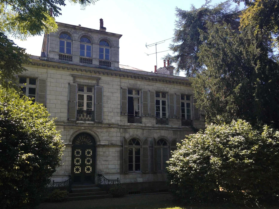 Ancienne villa bourgeoise française abandonnée, style Napoléon III, façade en pierre de taille calcaire, trois niveaux avec attique