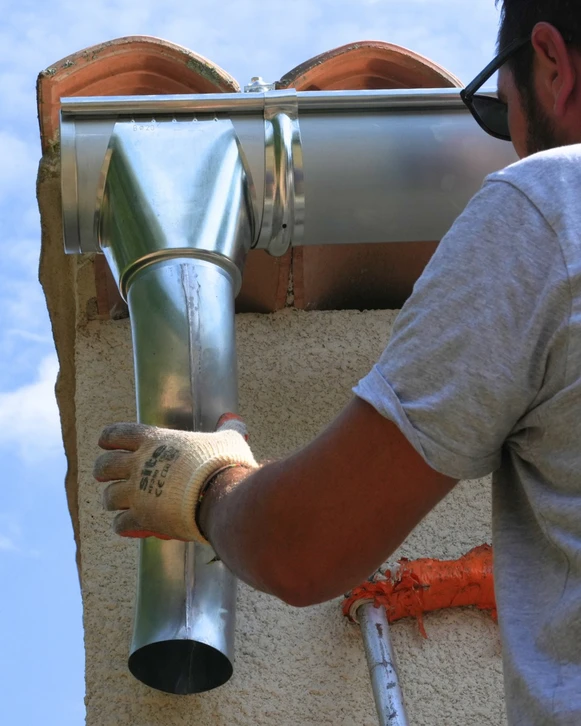 Deux techniciens en combinaisons de protection int&eacute;grale avec masques respiratoires effectuent une d&eacute;sinfection d'int&eacute;rieur r&eacute;sidentiel