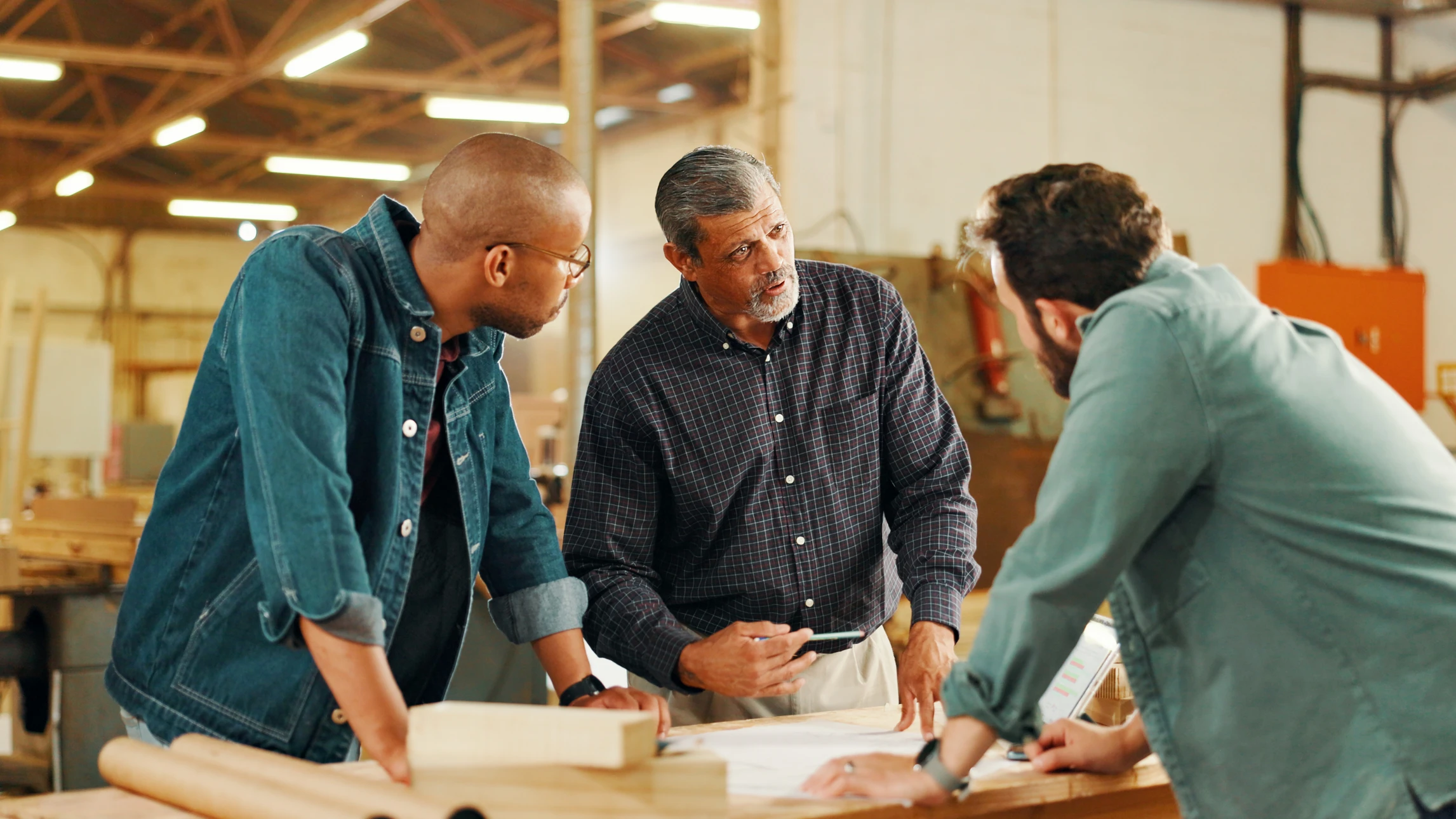 Scène extérieure d'intervention professionnelle où un technicien en combinaison de protection intégrale blanche avec cagoule travaille sur un poteau en bois