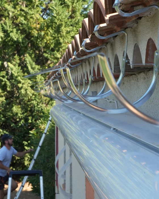 Ancienne villa bourgeoise française abandonnée, style Napoléon III, façade en pierre de taille calcaire, trois niveaux avec attique
