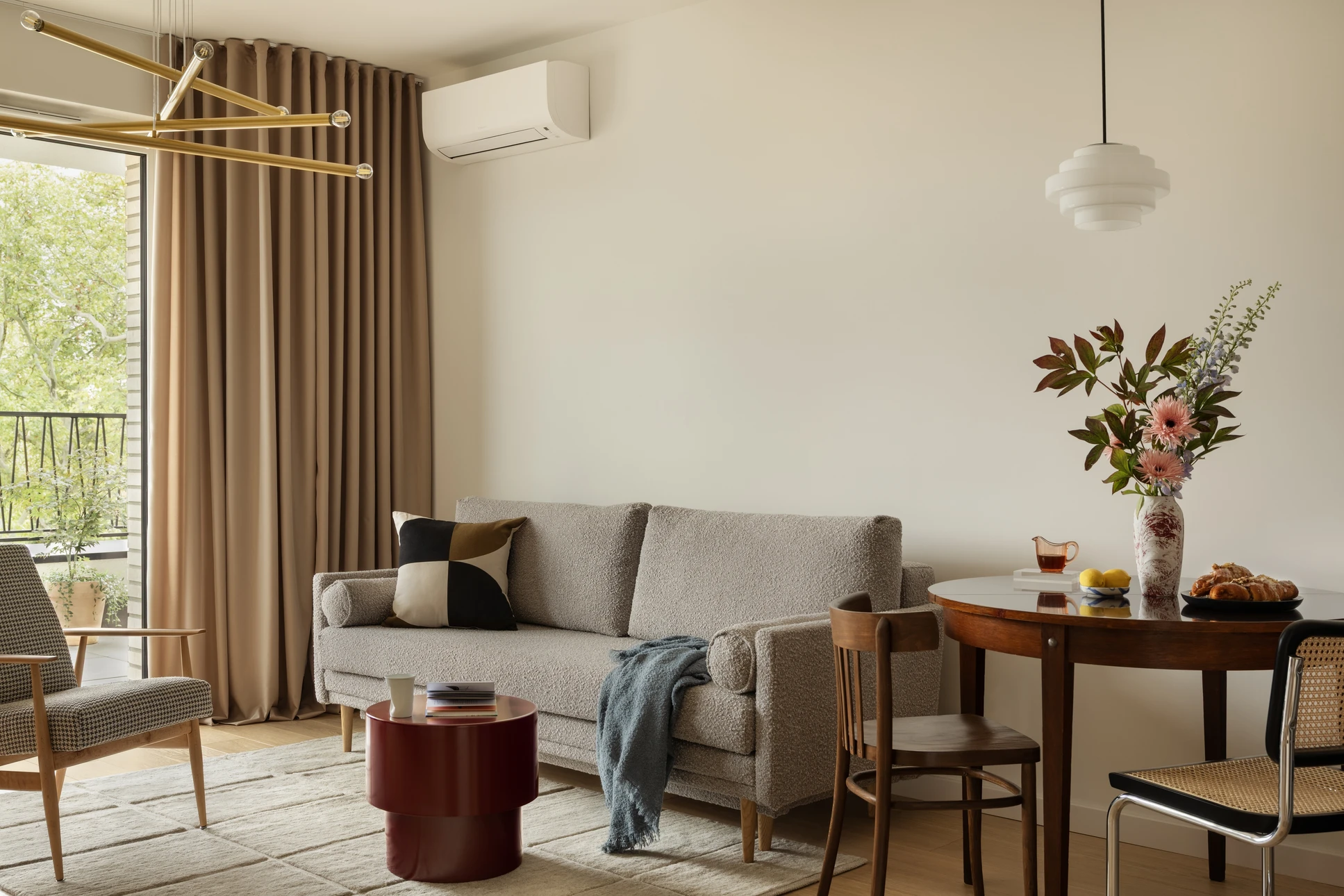 Surface murale intérieure présentant un revêtement dégradé avec écaillage de peinture