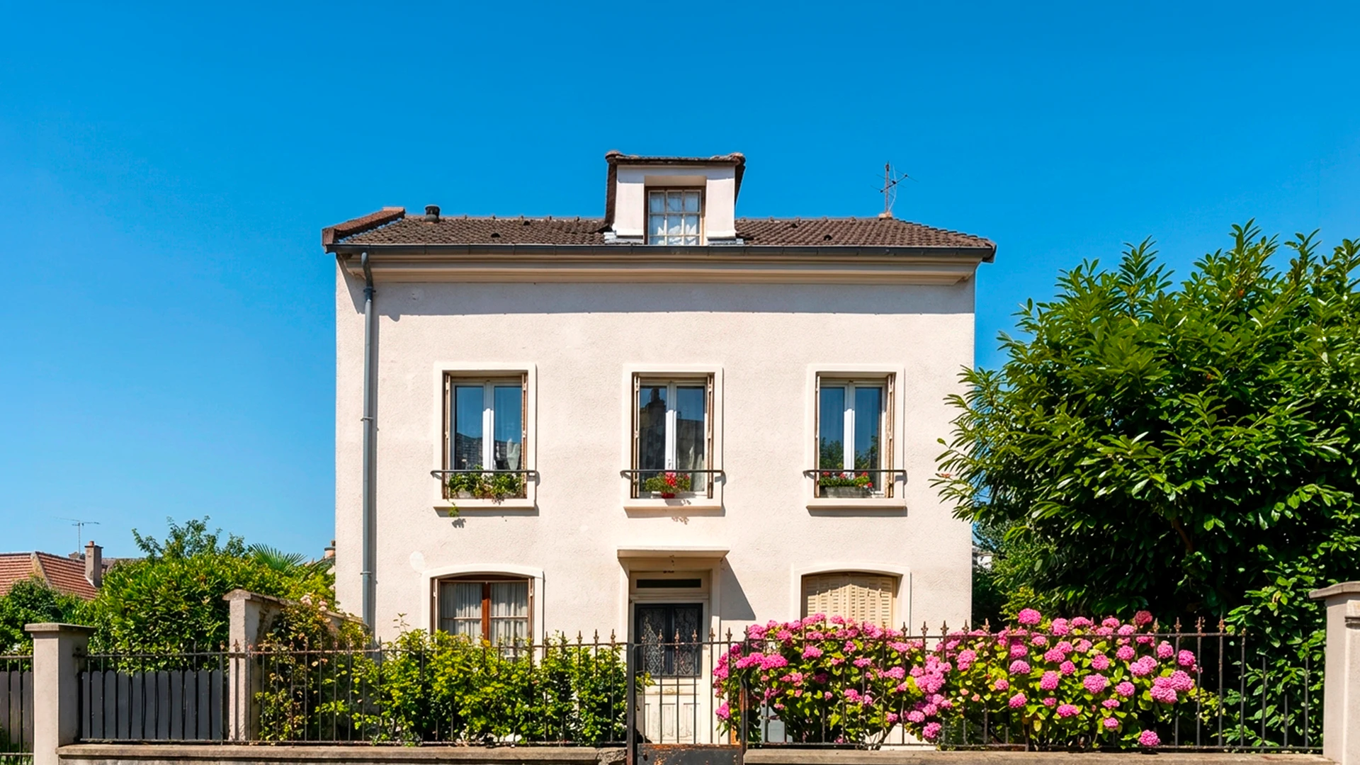 R&eacute;paration et r&eacute;novation des murs de la vieille maison avec l'installation de feuilles m&eacute;talliques pour l'imperm&eacute;abilisation et la protection contre la pluie